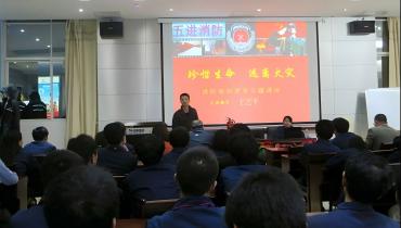 人生就是博官网约请福建省消协消安防火宣传中心主任教官为员工作消防安全培训